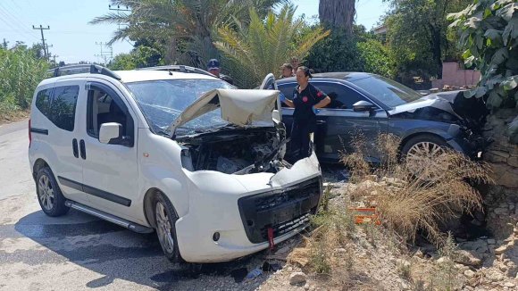 OTOMOBİL İLE HAFİF TİCARİ ARAÇ KAFA KAFAYA ÇARPIŞTI: 1 YARALI