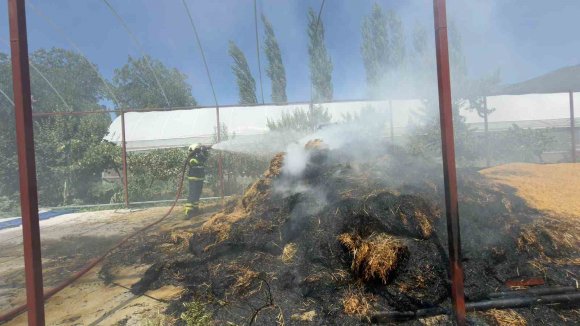 BURDUR’DA EV BAHÇESİNDE ÇIKAN YANGINDA 2 TON ARPA KÜL OLDU