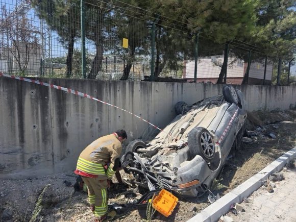 ANTAKYA’DA TAKLA ATAN ARACIN SÜRÜCÜSÜ YARALANDI