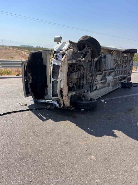 TARIM İŞÇİLERİNİ TAŞIYAN MİNİBÜS DEVRİLDİ: 1’İ AĞIR 5 YARALI