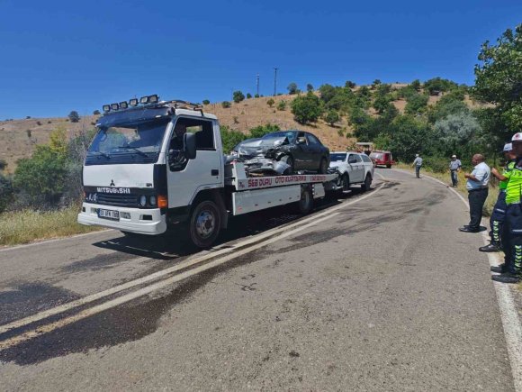 YALVAÇ’TA OTOMOBİLLER KAFA KAFAYA ÇARPIŞTI: 1 YARALI
