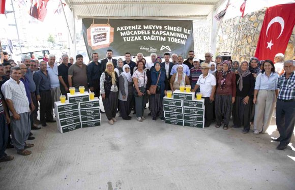 MERSİN’DE AKDENİZ MEYVE SİNEĞİNE KARŞI FEROMON TUZAĞI DESTEĞİ