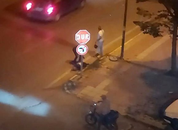 YOLUN KARŞISINA GEÇMEYE ÇALIŞAN KADINI HAYATTAN KOPARAN KAZA KAMERADA