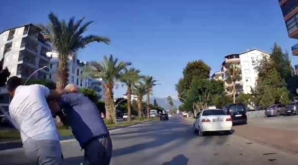 YAŞLI ADAMIN YERE DÜŞTÜĞÜ YUMRUKLU TRAFİK KAVGASININ YENİ GÖRÜNTÜLERİ ORTAYA ÇIKTI