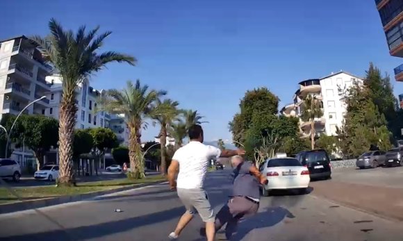 YAŞLI ADAMIN YERE DÜŞTÜĞÜ YUMRUKLU TRAFİK KAVGASININ YENİ GÖRÜNTÜLERİ ORTAYA ÇIKTI