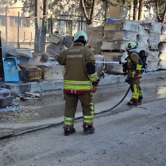 ANTAKYA’DA İNŞAAT MALZEMELERİNİN BULUNDUĞU ALANDA YANGIN ÇIKTI