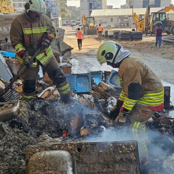 ANTAKYA’DA İNŞAAT MALZEMELERİNİN BULUNDUĞU ALANDA YANGIN ÇIKTI