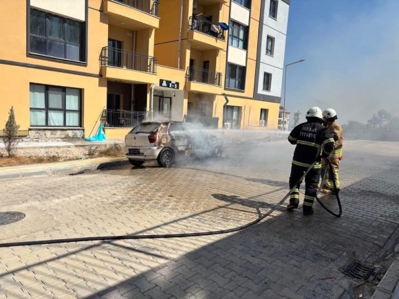 KIRIKHAN’DA PARK HALİNDEKİ FİAT ALEVLERE TESLİM OLDU