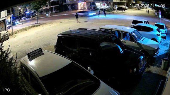 YOLUN KARŞISINA GEÇMEYE ÇALIŞAN KADINI HAYATTAN KOPARAN KAZA KAMERADA