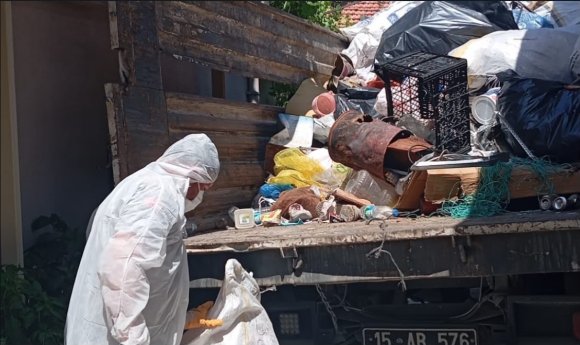 BURDUR’DA KÖTÜ KOKUNUN KAYNAĞI ÇÖP EV ÇIKTI: 3 KAMYON ATIK ÇIKARILDI