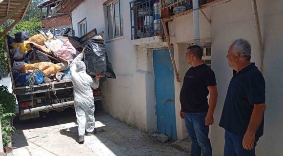 BURDUR’DA KÖTÜ KOKUNUN KAYNAĞI ÇÖP EV ÇIKTI: 3 KAMYON ATIK ÇIKARILDI