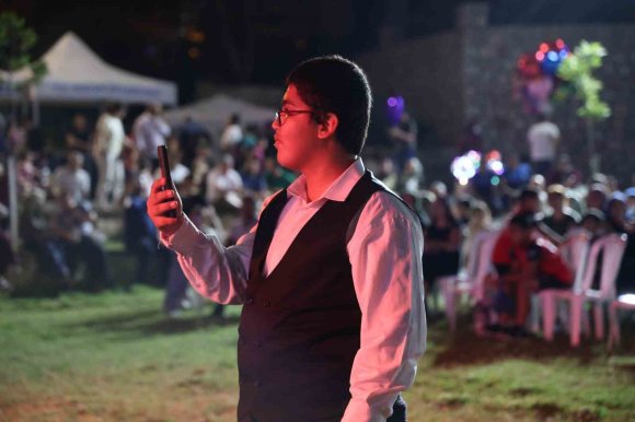 "GELENEKSEL KOZAN BELEDİYESİ YAZ KONSERLERİ" BAŞLADI: KONSERİN EN BÜYÜK ALKIŞI ÖZEL BİREYE