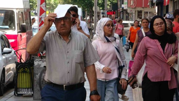 SICAK VE NEM HAYATI OLUMSUZ ETKİLİYOR: UZMANLAR BOL SU TÜKETİLMESİNİ ÖNERİYOR
