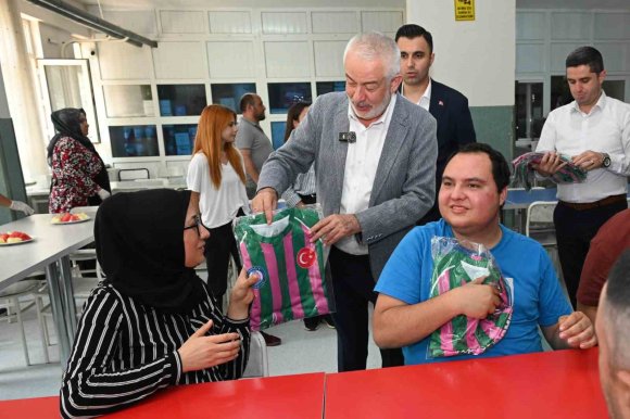 BAŞKAN BAŞDEĞİRMEN, ENGELLİ ÖĞRENCİLERİN DOĞUM GÜNÜ SEVİNCİNE ORTAK OLDU