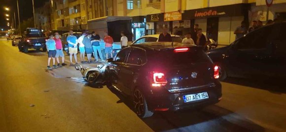 ANTALYA’DA OTOMOBİL İLE MOTOSİKLETİN ÇARPIŞTIĞI KAZADA 1 KİŞİ YARALANDI
