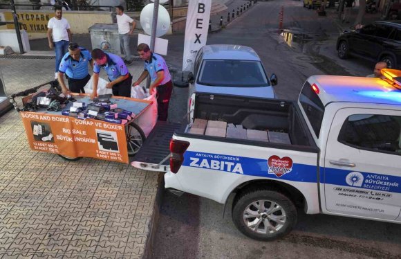 BÜYÜKŞEHİR ZABITASINDAN KALDIRIM İŞGALLERİNE SIKI DENETİM