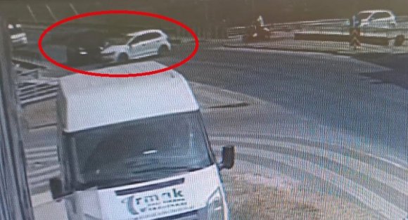 KARŞI YOLA GEÇMEK İÇİN ALT GEÇİDİ KULLANMADI, KAZA KAÇINILMAZ OLDU