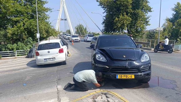 KARŞI YOLA GEÇMEK İÇİN ALT GEÇİDİ KULLANMADI, KAZA KAÇINILMAZ OLDU