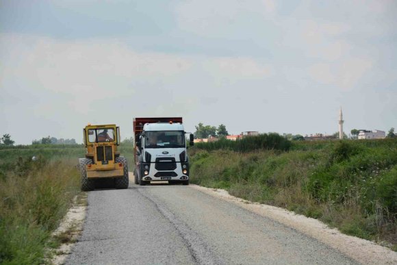 TARSUS’TA KIRSAL YOLLAR SATHİ ASFALTLA YENİLENİYOR