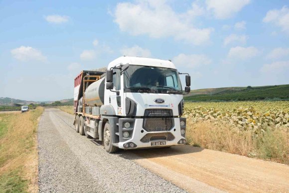 TARSUS’TA KIRSAL YOLLAR SATHİ ASFALTLA YENİLENİYOR