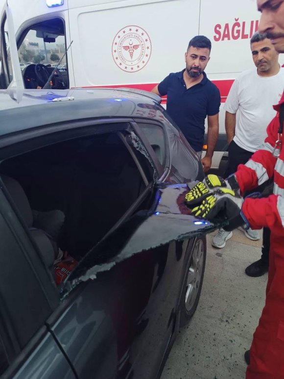 ARAÇTA KİLİTLİ KALAN ÇOCUK CAMIN KIRILMASIYLA KURTARILDI