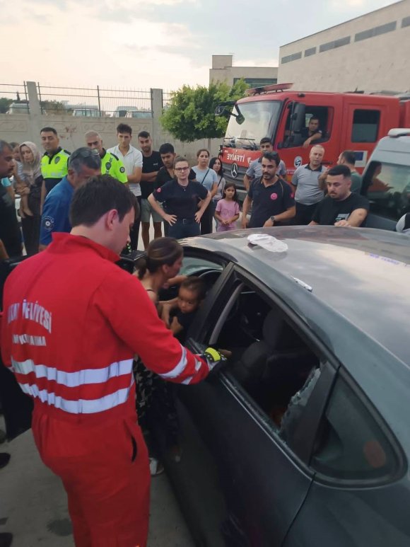 ARAÇTA KİLİTLİ KALAN ÇOCUK CAMIN KIRILMASIYLA KURTARILDI