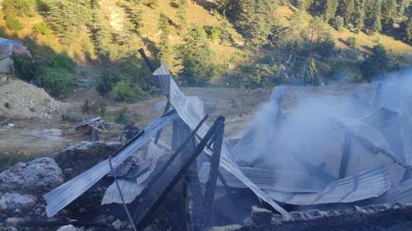 OSMANİYE’DE SAMANLIK YANGINI BÜYÜMEDEN SÖNDÜRÜLDÜ