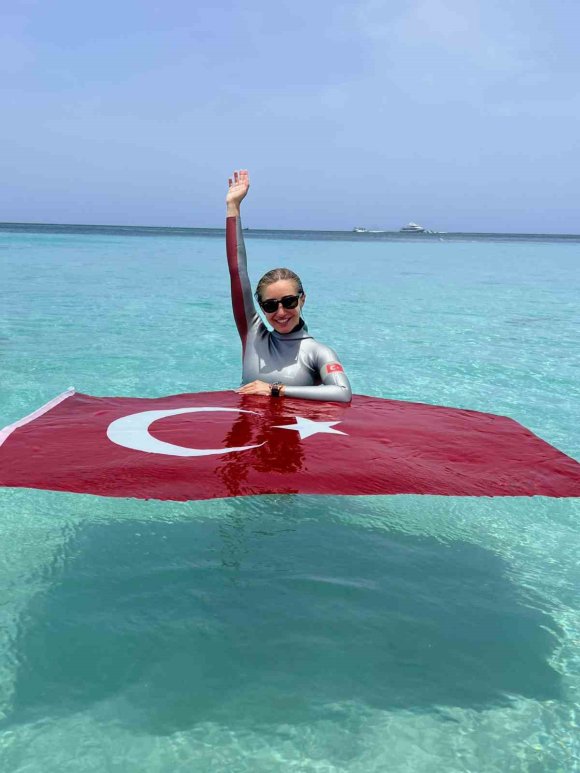 ŞAHİKA ERCÜMEN’DEN İKİ ALTIN MADALYA