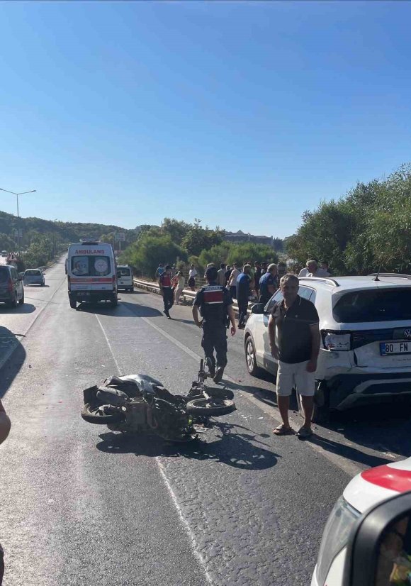 ALANYA’DA PARK HALİNDEKİ OTOMOBİLE ÇARPAN MOTOSİKLETTEKİ 2 KİŞİ YARALANDI