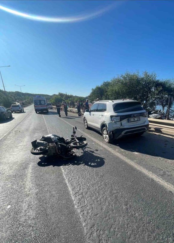 ALANYA’DA PARK HALİNDEKİ OTOMOBİLE ÇARPAN MOTOSİKLETTEKİ 2 KİŞİ YARALANDI
