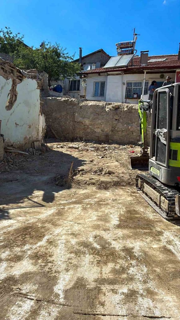 CAN GÜVENLİĞİNİ TEHDİT EDEN BİNA KONTROLLÜ ŞEKİLDE YIKILDI