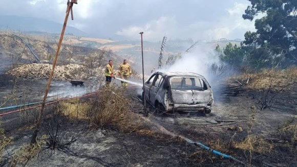 BAHÇEDE BAŞLAYAN YANGINDA OTOMOBİL VE SERA KULLANILMAZ HALE GELDİ