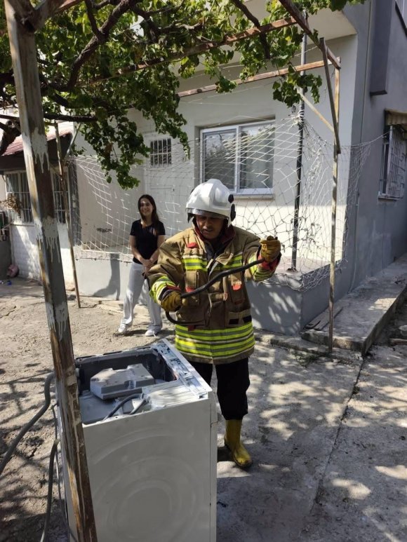 HASSA VE ERZİN’DE YERLEŞİM ALANLARINA GİREN YILANLARI İTFAİYE YAKALADI