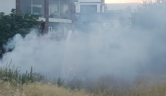 BOŞ ARAZİDE ÇIKAN YANGIN BAHÇEYE SIÇRAMADAN SÖNDÜRÜLDÜ