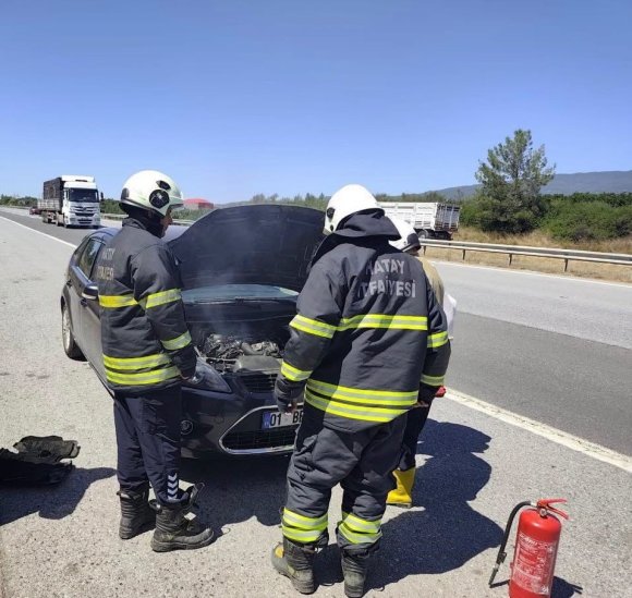 ERZİN’DE OTOMOBİLİN MOTORUNDAN ALEVLER YÜKSELDİ