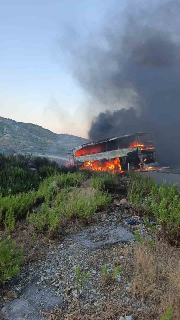 ANTALYA’DA YANAN YOLCU OTOBÜSÜ HURDAYA DÖNDÜ