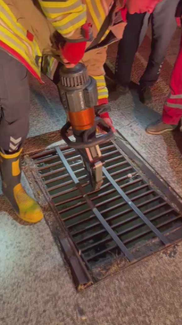 MAZGALA DÜŞEN YAVRU KEDİYİ İTFAİYE KURTARDI