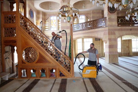 AKDENİZ’DE İBADETHANELER DÜZENLİ OLARAK DEZENFEKTE EDİLİYOR