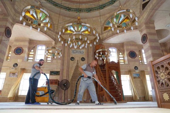 AKDENİZ’DE İBADETHANELER DÜZENLİ OLARAK DEZENFEKTE EDİLİYOR