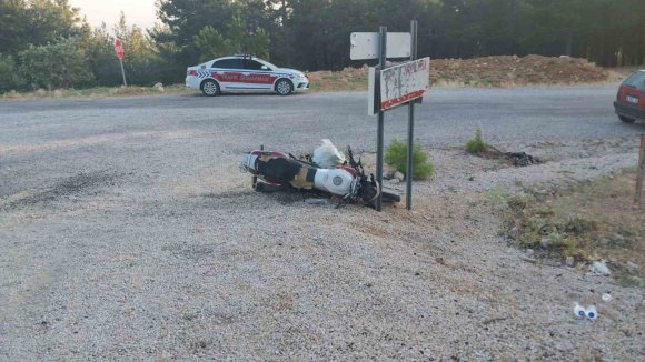 MOTOSİKLET OTOMOBİLE ÇARPTI: 2 YARALI