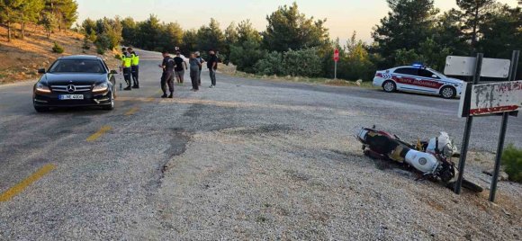 MOTOSİKLET OTOMOBİLE ÇARPTI: 2 YARALI