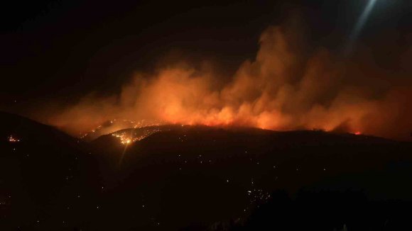 ALANYA’DAKİ ORMAN YANGININA GECE SAATLERİNDE MÜDAHALE SÜRÜYOR
