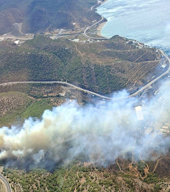 MERSİN’DE ORMAN YANGINI: EKİPLER HAVADAN VE KARADAN MÜDAHALE EDİYOR