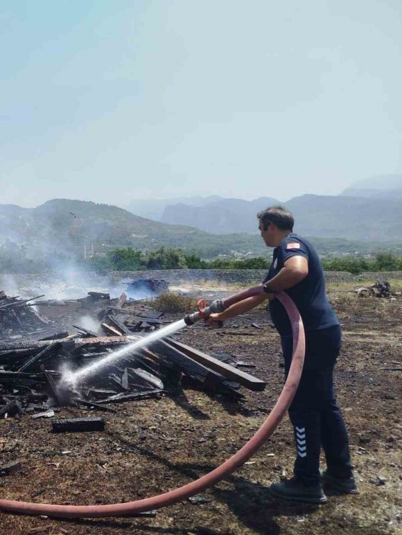 DÖRTYOL’DA PALET ATÖLYESİNDE YANGIN ÇIKTI