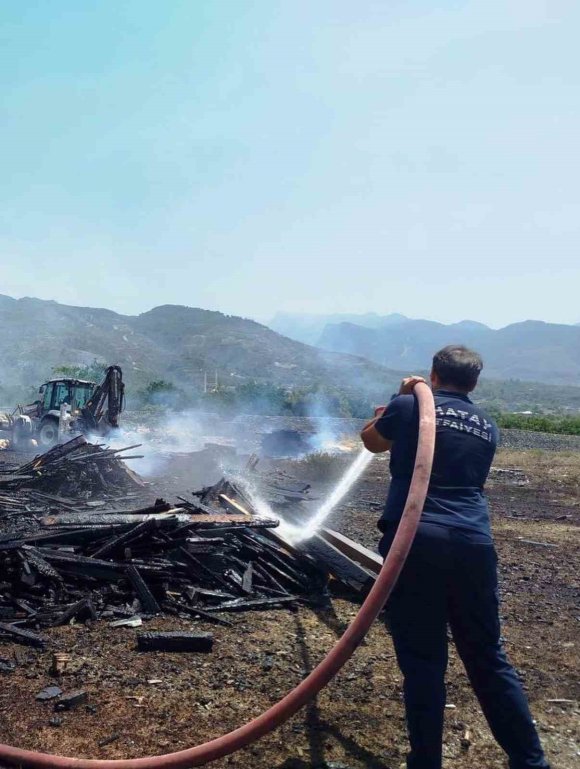 DÖRTYOL’DA PALET ATÖLYESİNDE YANGIN ÇIKTI