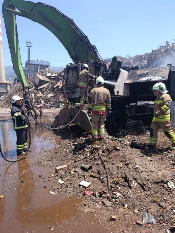 İSKENDERUN’DA İŞ MAKİNESİ YANGINI YAŞANDI