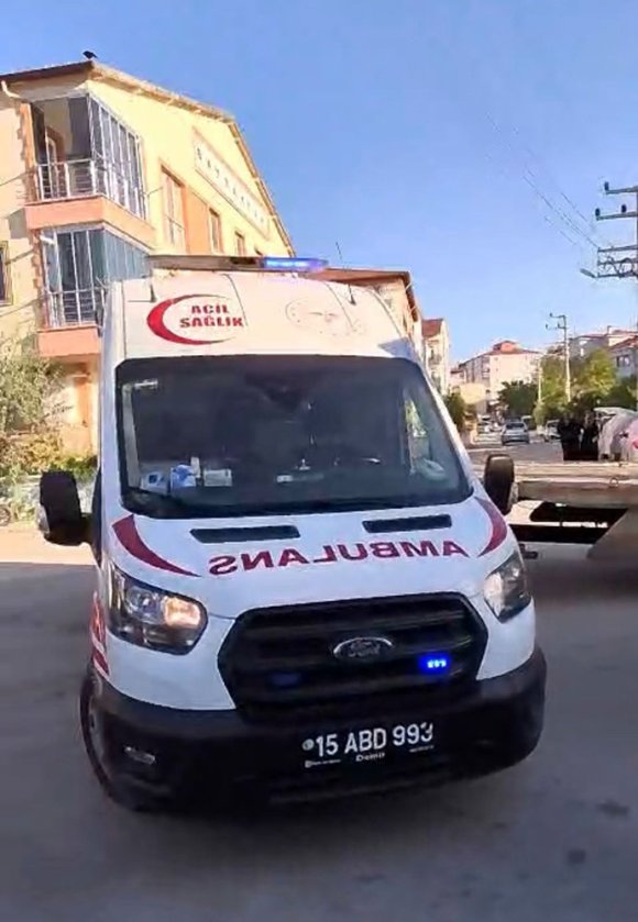 KAMYONETİNİ TAMİR ETMEK İSTERKEN ALTINDA KALIP YARALANDI