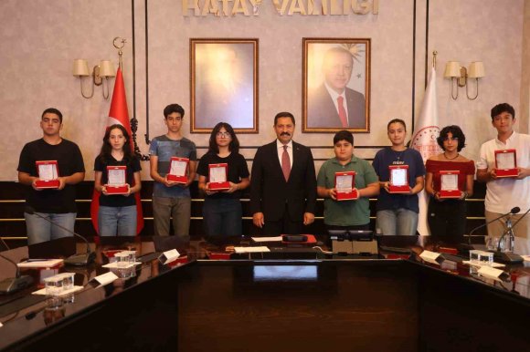 DEPREMİN İZLERİNİN SİLİNDİĞİ HATAY’DA 8 ÖĞRENCİ LGS’DE BİRİNCİ OLDU, 25 ÖĞRENCİ YKS’DE İLK BİNDE YER ALDI