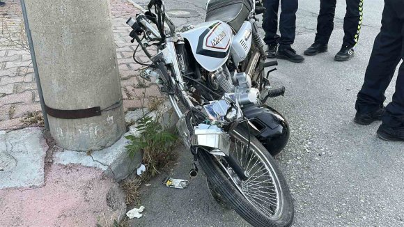 BURDUR’DA HAFİF TİCARİ ARAÇ İLE MOTOSİKLET ÇARPIŞTI: 1’İ AĞIR 2 YARALI