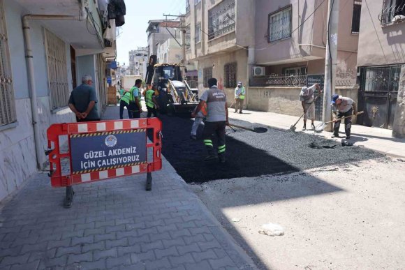 AKDENİZ’DE YOL VE KALDIRIM ÇALIŞMALARI ARALIKSIZ SÜRÜYOR
